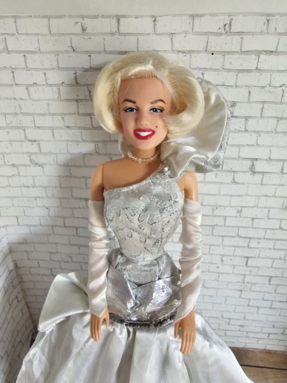 1993 DSI Marilyn Monroe Silver Sizzle Doll White Gown Gloves Rare Collector Doll